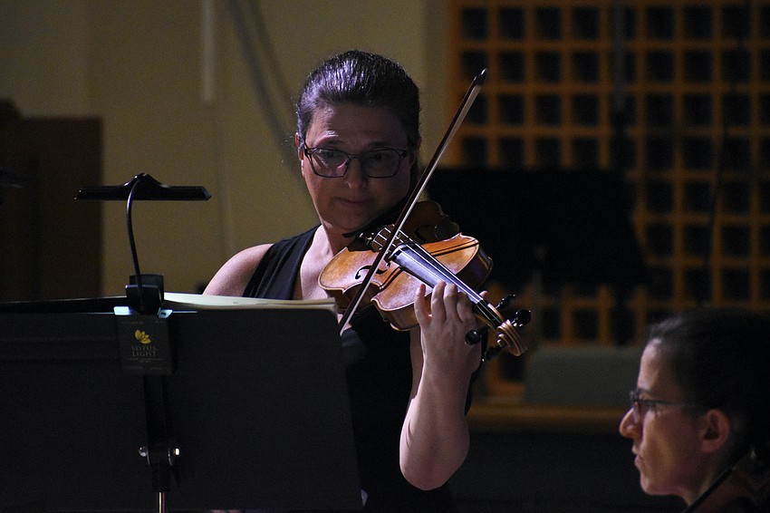 Milene Moreira plays the violin.