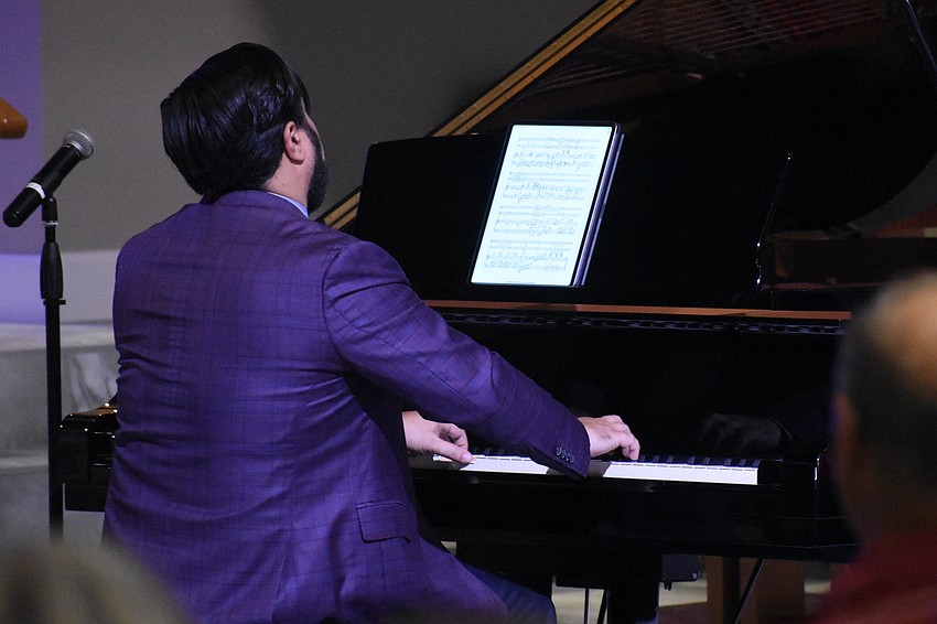 Jessé Martins plays the piano.