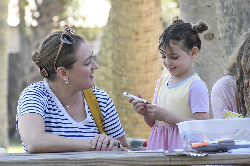 Jazmin Lesnick and her daughter Addie Lesnick, 4, write
