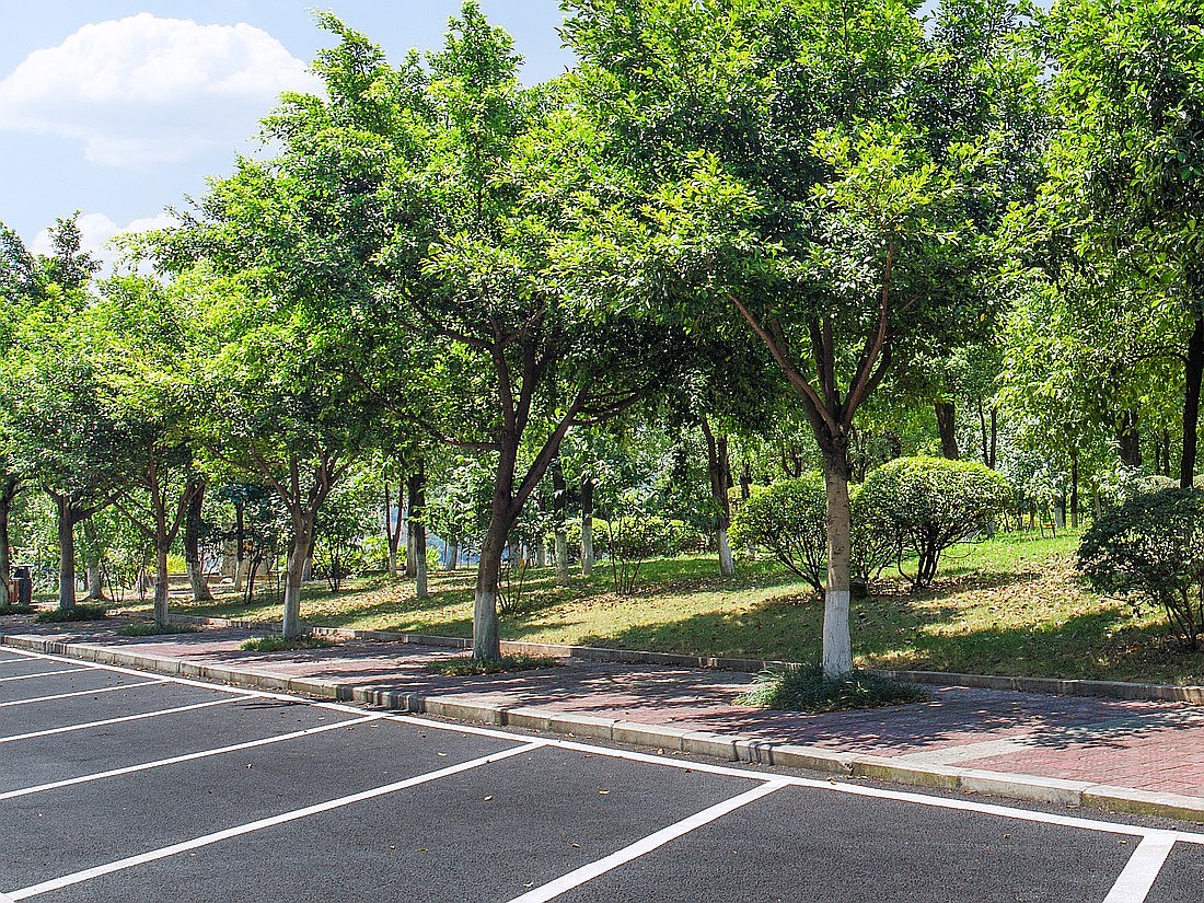 A proposed ordinance would relax commercial and industrial parking and landscaping regulations in Jacksonville.
