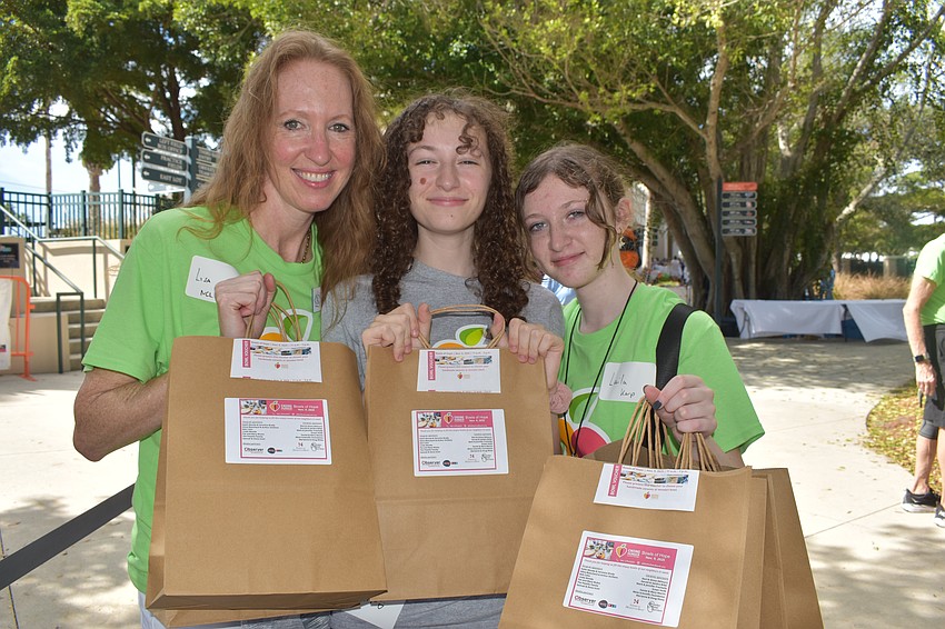 Lisa Klein, Laurel Klein, 16, and Laila Karp, 14, of the National Charity League