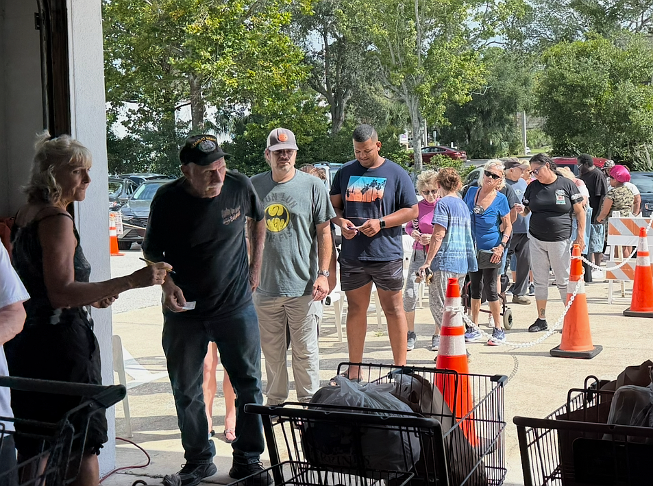 The Jewish Federation of Volusia and Flagler Counties distributed 400 turkey dinners though its food bank on Nov. 19. Photo courtesy of Federation President Marvin Miller
