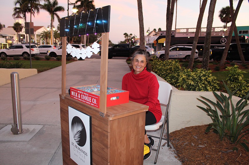 Kristin Wright handed out cookies to attendees of the tree-lighting ceremony, courtesy of the St. Armands Circle Association.