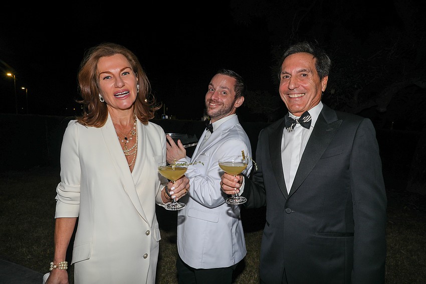 Dane Hoskins serves Bees Knees to Ionica Lazar and Wayne Gattinella.