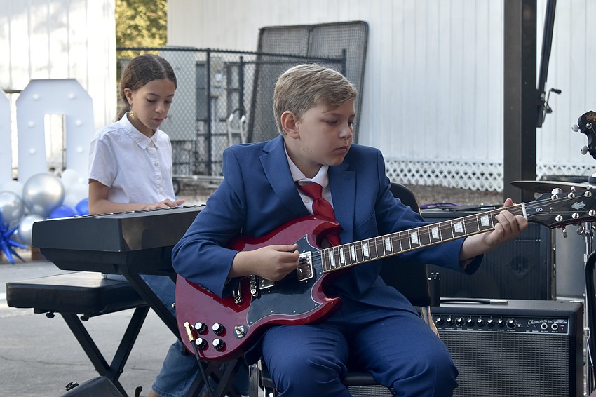 Fifth graders Islay Finlay and Elliott Friedman prepare for the event.