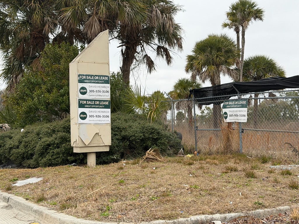 Keyes Commercial of Aventura is marketing the old Thunderbird Motor Hotel property in Arlington at 5865 Arlington Expressway.