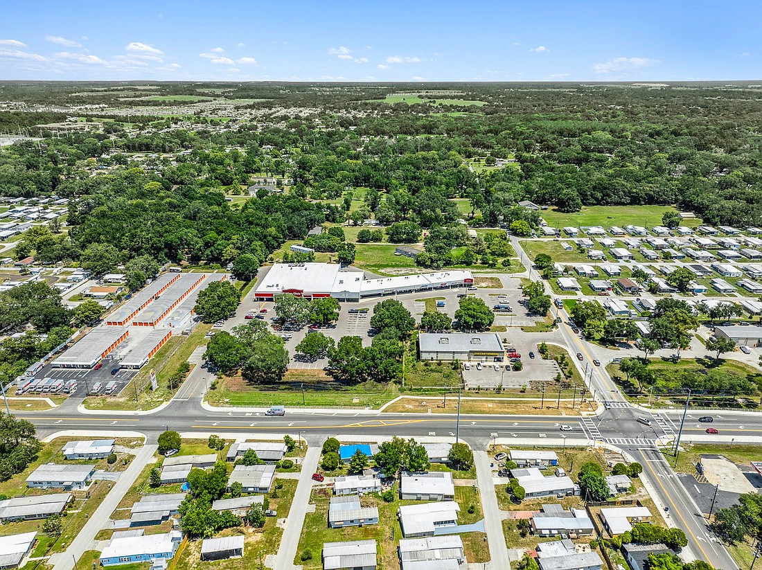 The Oakview Plaza in Pasco has sold as Aldi converts the Winn-Dixie.