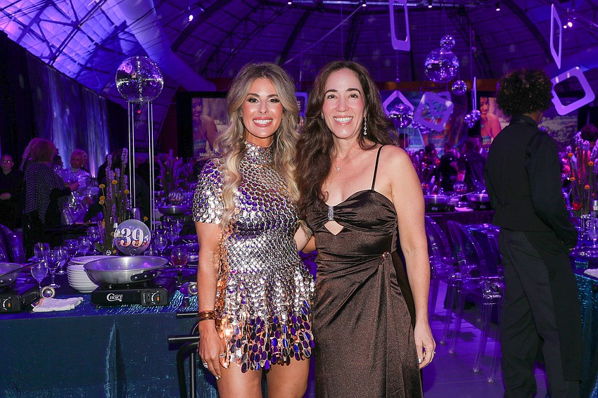 Lauren McComb Dixon and Kris Ravenscroft enjoy the cocktail reception.