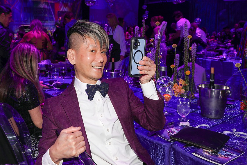 Jeffrey Karasawa records the cooking process.