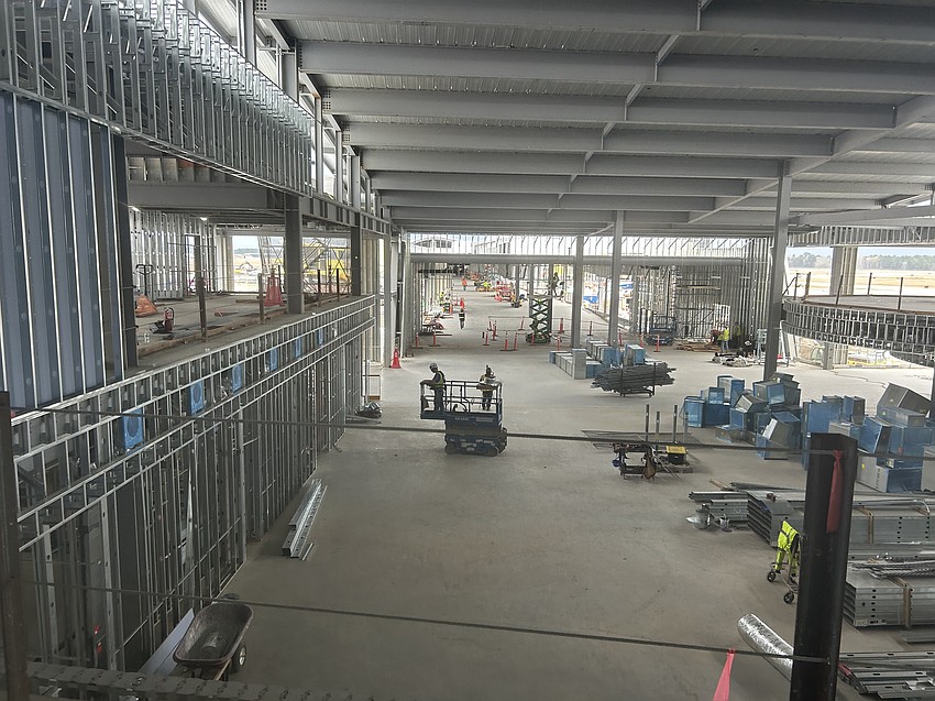 Located on a mezzanine level, the Delta Sky Club and the Club Jax lounges overlook the food hall below with planned restaurants Chick-fil-A, Pana Express, V Pizza and Willie Jewell’s BBQ.