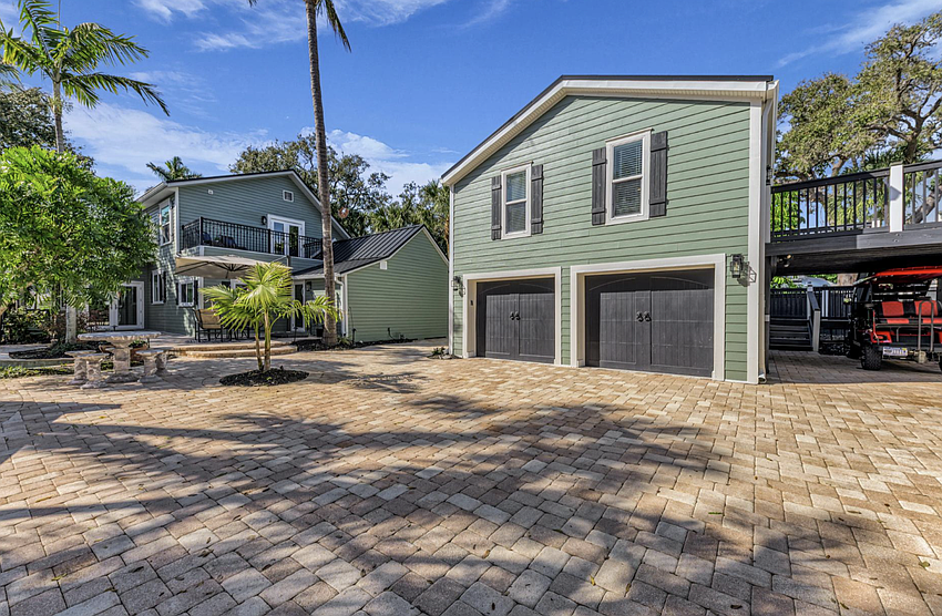 A one-bedroom apartment is above the garage, with its own deck.