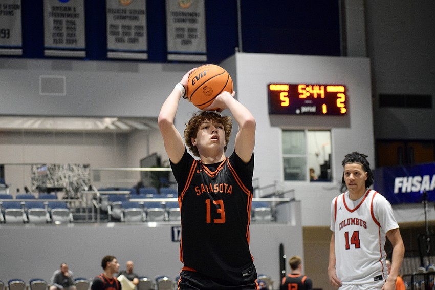 Sophomore guard Greg Dauer (center) will be a crucial returner for Sarasota next season. His 9.6 points per game in 2025-26 were third-most on the team.