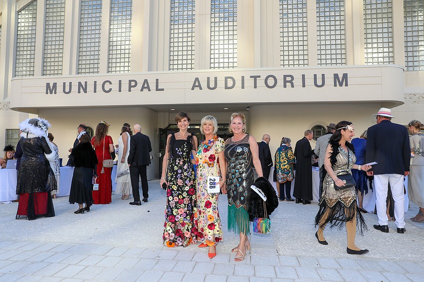 Ladies of the evening include Natasha Giordano, Linda Driggs and Cynthia Flowers.