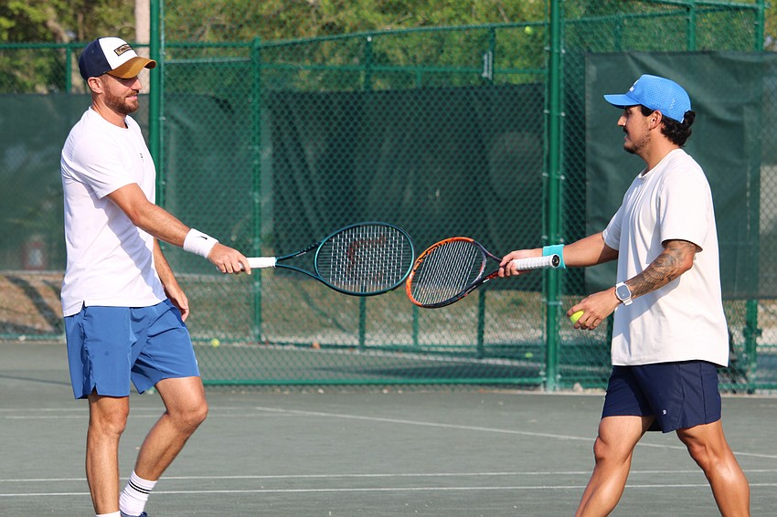 David Pfister and Jhonathan Gonzalez keep up point-to-point against Robert Jendelund and Tomasz Borucki.