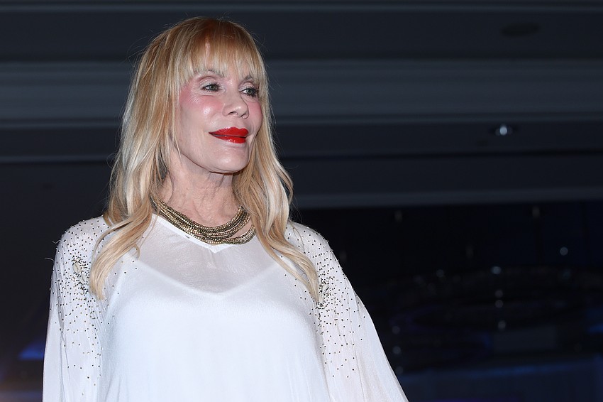 A demure Victoria Kasdan rocks frocks.