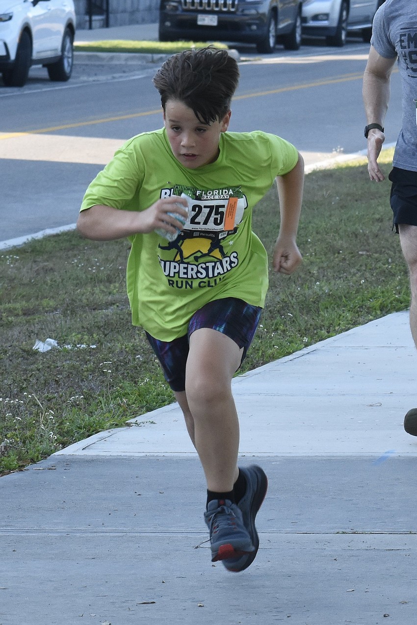 Carter Moore, 10, of Brentwood Elementary's Brentwood Superstars, makes his way along the course.