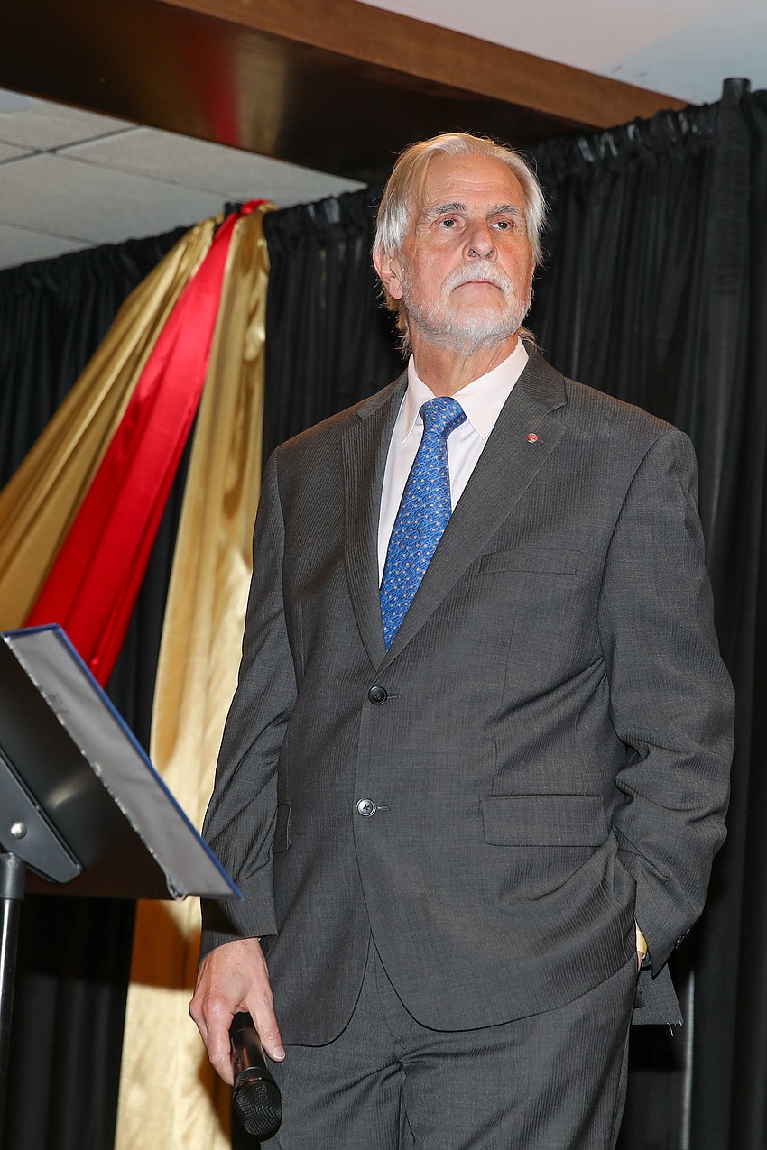 After 44 years and 1,600 performances, the Sarasota Opera's artistic director, Victor DeRenzi, will step down.