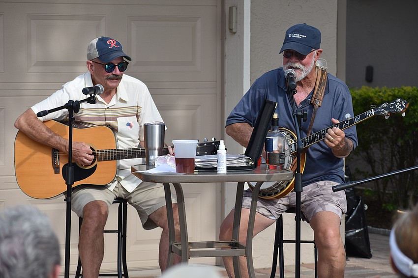 Bill Green and Gray Eason perform.