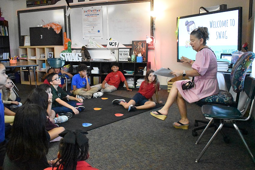 Tammy King teaches a group of students.