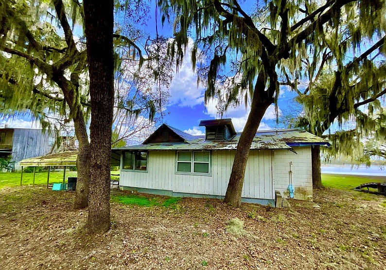 106 E. Sunnyside Beach Road, Hawthorne, 32640