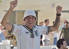 Shimon Otsuka joins fans in cheering.
