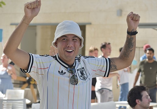 Shimon Otsuka joins fans in cheering.