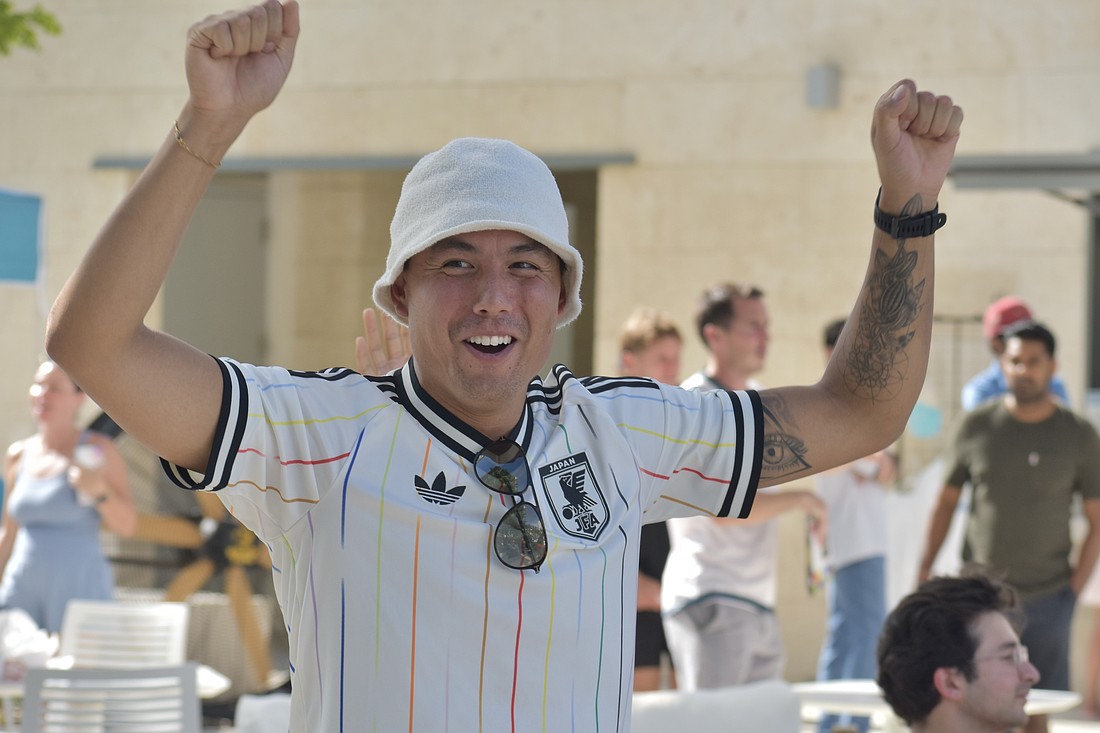 Shimon Otsuka joins fans in cheering.