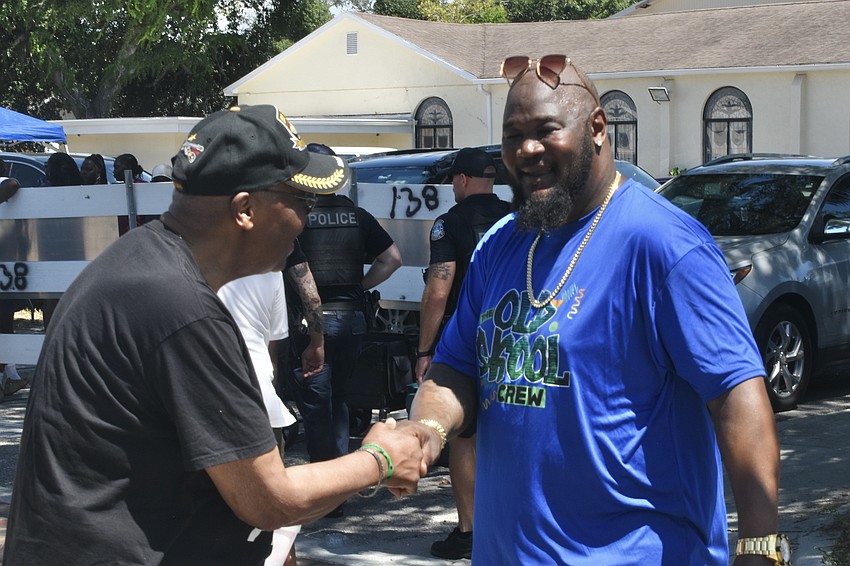 Former mayor Willie Shaw shakes hands with Ladream Saunders.