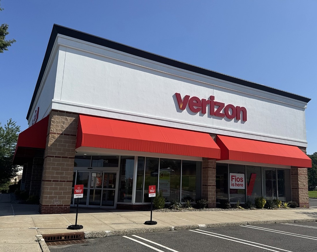 A Jacksonville-based buyer purchased a building housing a corporately managed but leased Verizon store at St. Johns Town Center for $3.4 million.